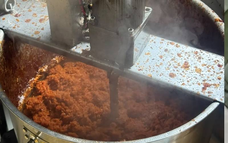 Inti udang dikacau dalam periuk besar