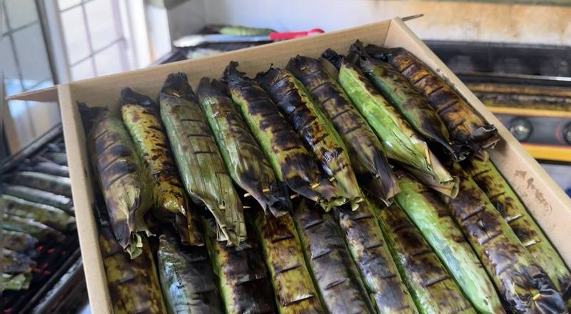 Kotak besar berisi 30 batang pulut udang bakar